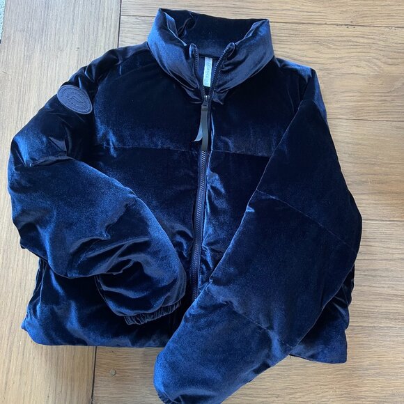 Fabletics Wander Velour Navy Crop Puffer Jacket - Picture 2 of 7